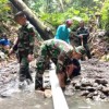 Satgas Pamrahwan Maluku Bantu Warga Pasang Pipa saluran air.